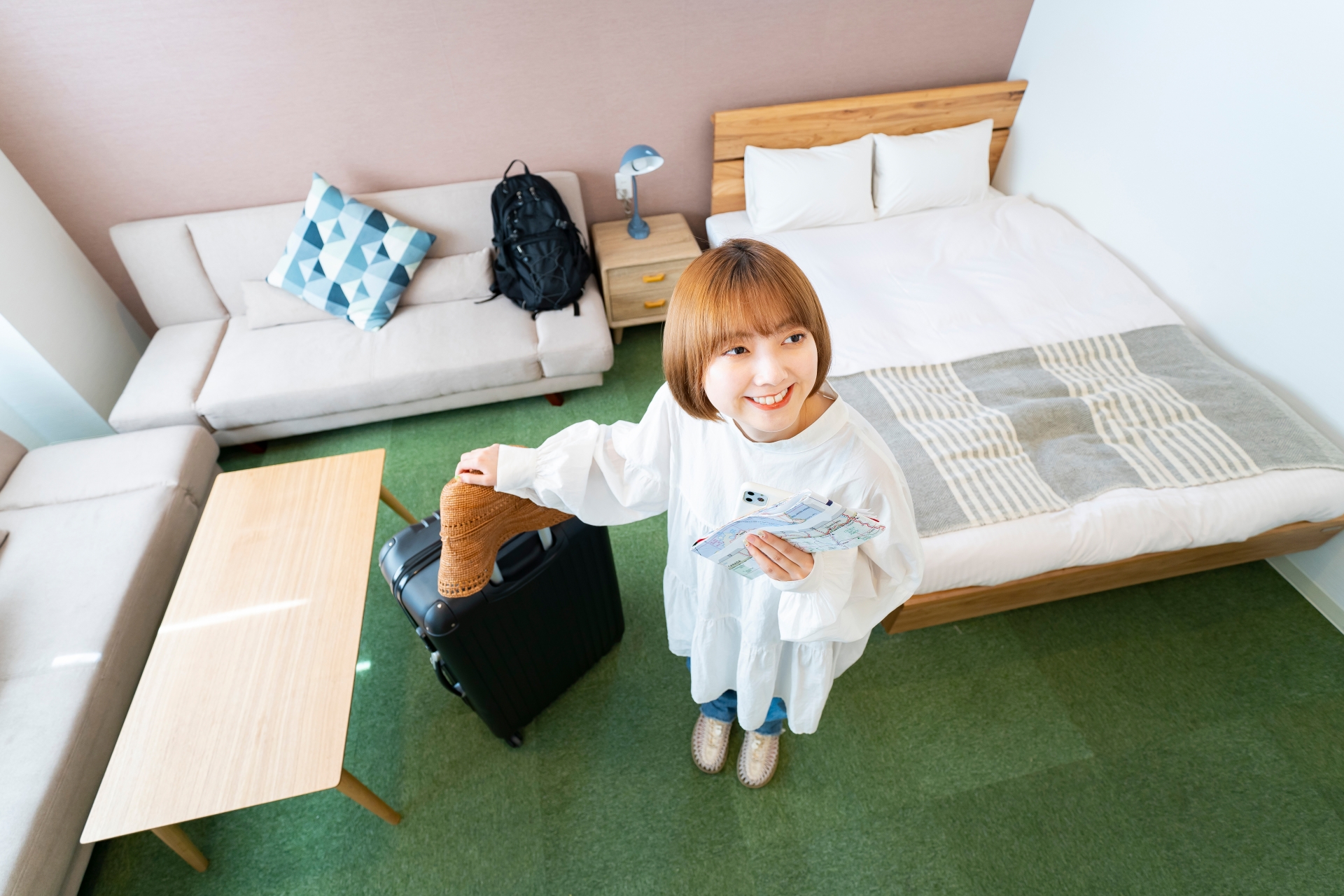 民泊の自主管理 vs 代行委託|どちらを選ぶべき?メリット・デメリットを徹底比較